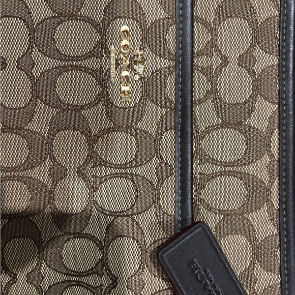 Coach Signature File Bag - Style F58285
Classic Khaki canvas with leather trim - Picture 4 of 6